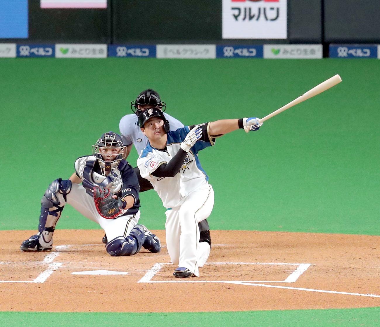 日本ハム対オリックス　1回裏日本ハム2死一、三塁、横尾は左前適時打を放つ（撮影・佐藤翔太）