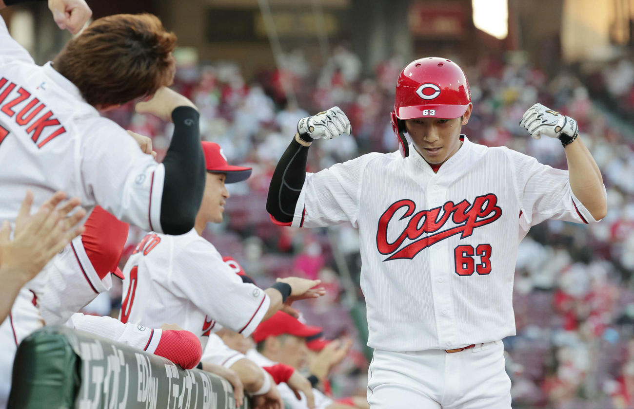 プロ野球広島対中日9回戦　3回裏広島1死、中越え本塁打を放った西川（撮影・加藤孝規）