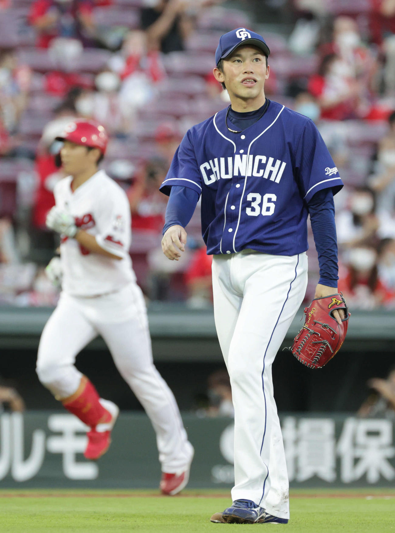 プロ野球広島対中日9回戦　3回裏広島1死、西川に中越え本塁打を打たれた中日先発の岡野（撮影・加藤孝規）