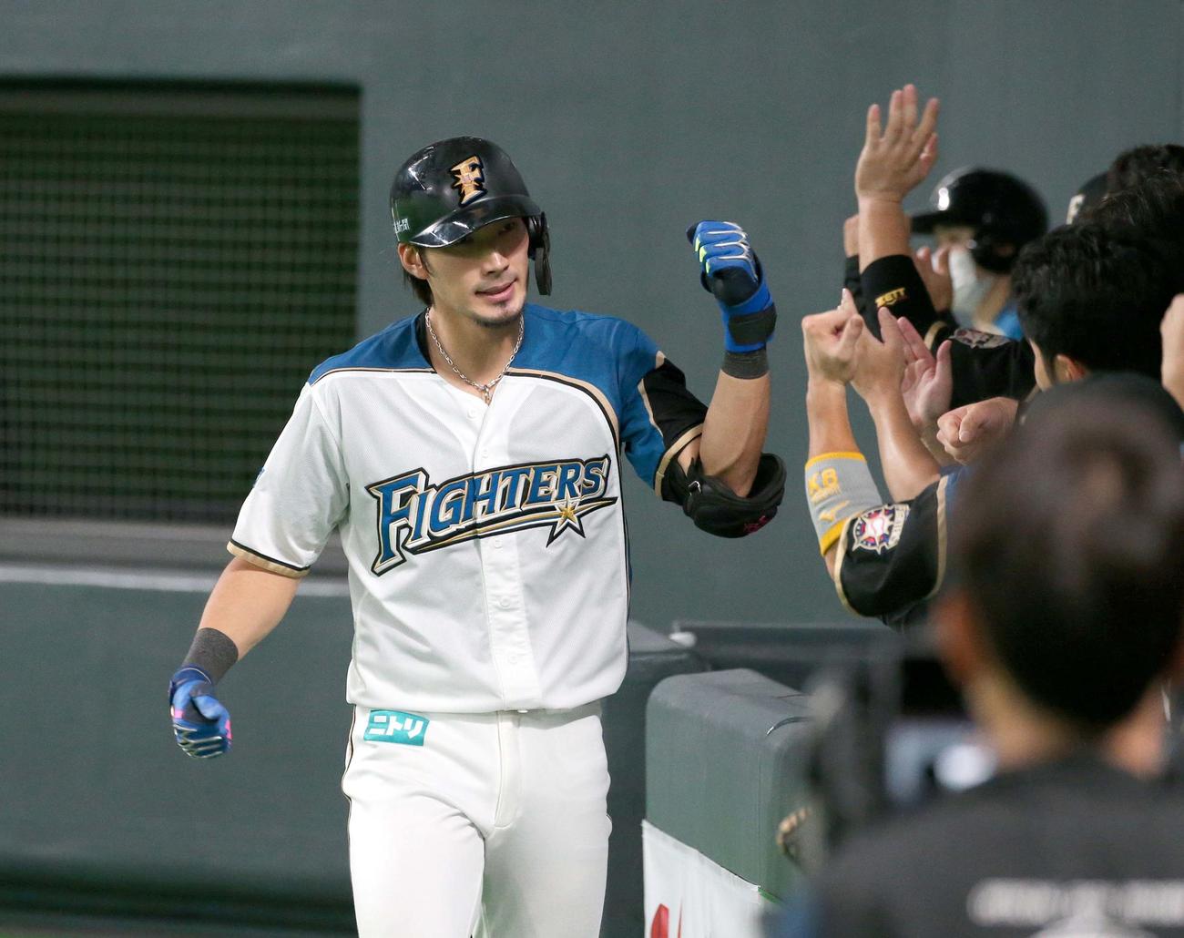 日本ハム対オリックス　3回裏、2点本塁打を放った大田はナインに出迎えられる（撮影・黒川智章）