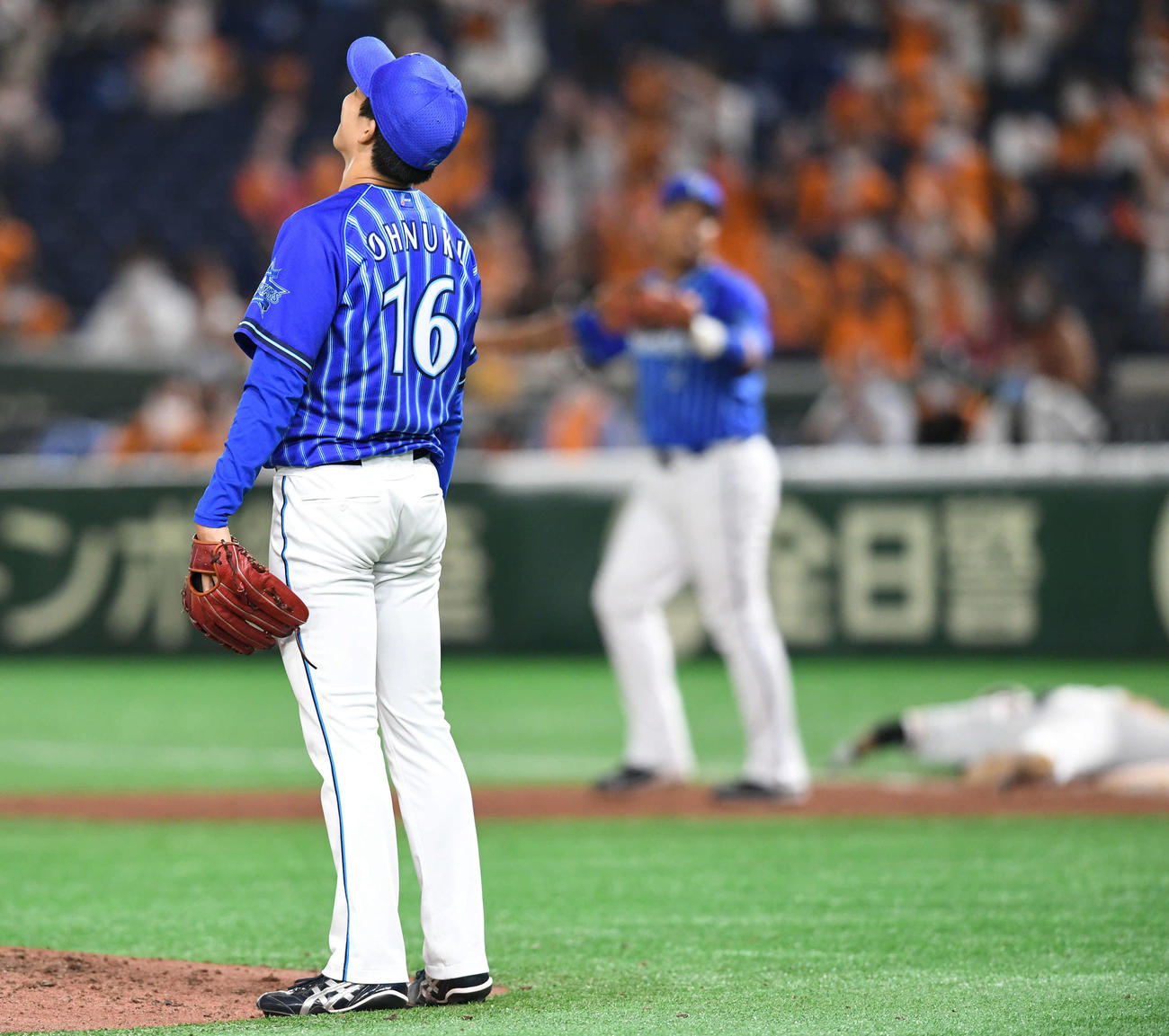 巨人対DeNA　6回裏巨人2死三塁、大貫は吉川尚に適時内野安打を許してガックリ（撮影・山崎安昭）