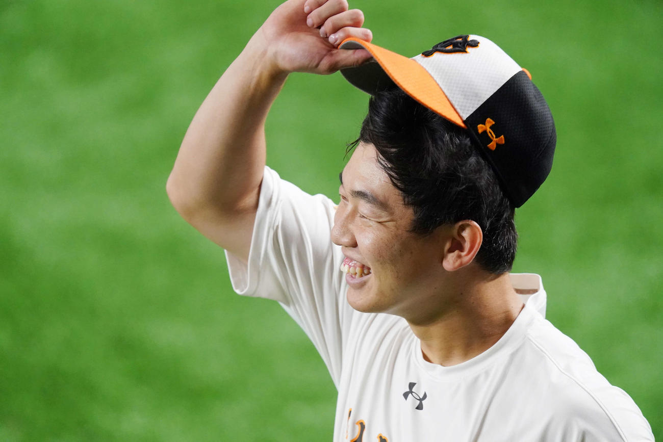 巨人対DeNA　試合前練習中、笑顔を見せる巨人畠（撮影・江口和貴）