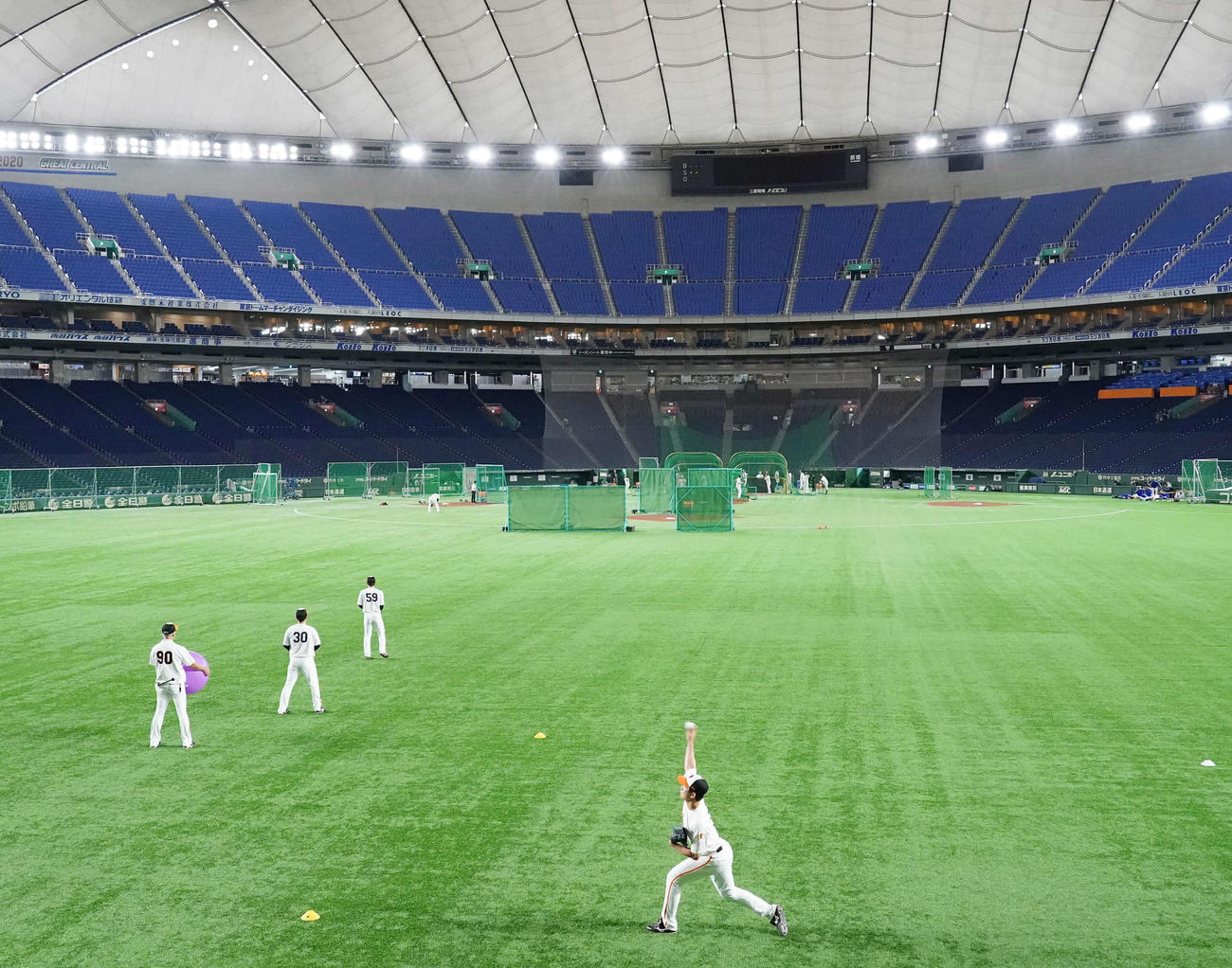 巨人対DeNA　東京ドームでキャッチボールする巨人畠（撮影・江口和貴）