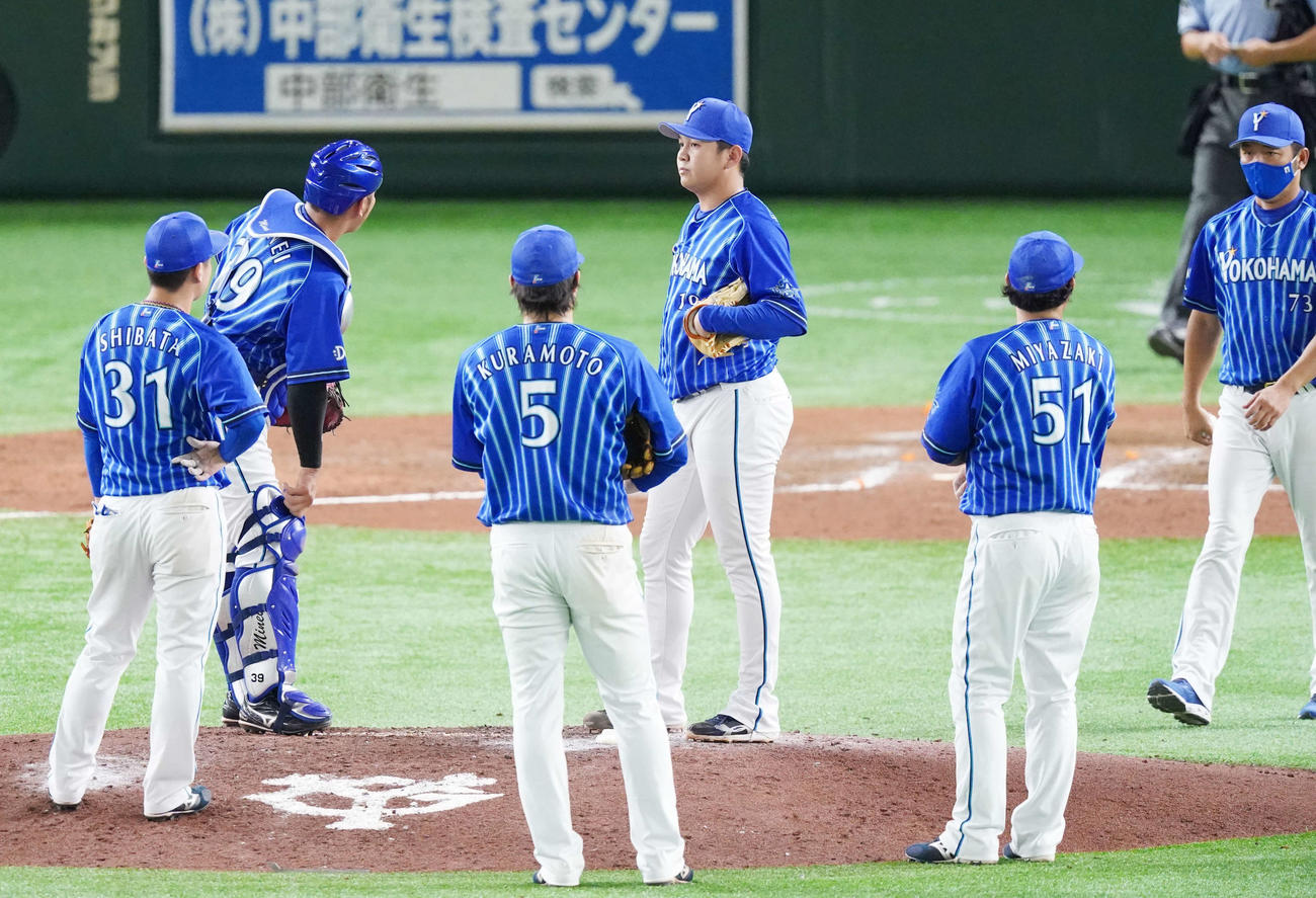 巨人対DeNA　7回裏途中、交代を告げられたDeNA2番手の山崎（中央）（撮影・江口和貴）