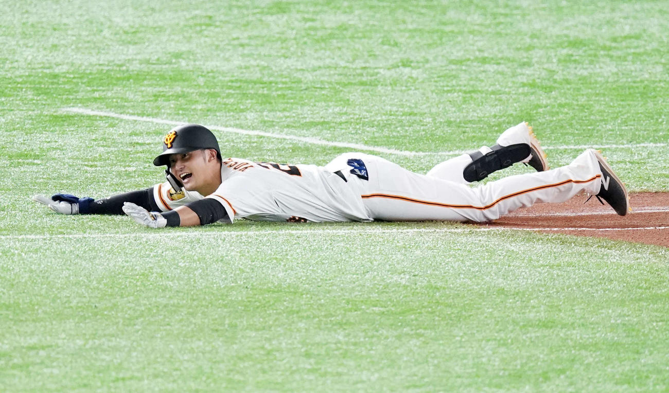 巨人対DeNA　6回裏巨人2死三塁、ヘッドスライディングで二塁適時内野安打とする吉川尚（撮影・江口和貴）