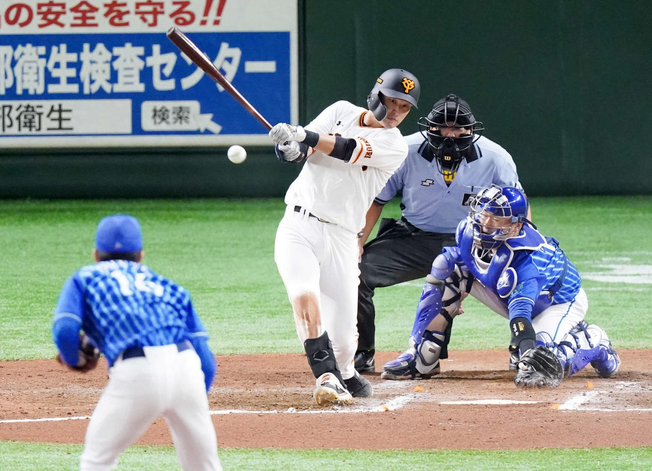 巨人対DeNA　6回裏巨人2死三塁、ヘッドスライディングで二塁適時内野安打とする吉川尚（撮影・江口和貴）
