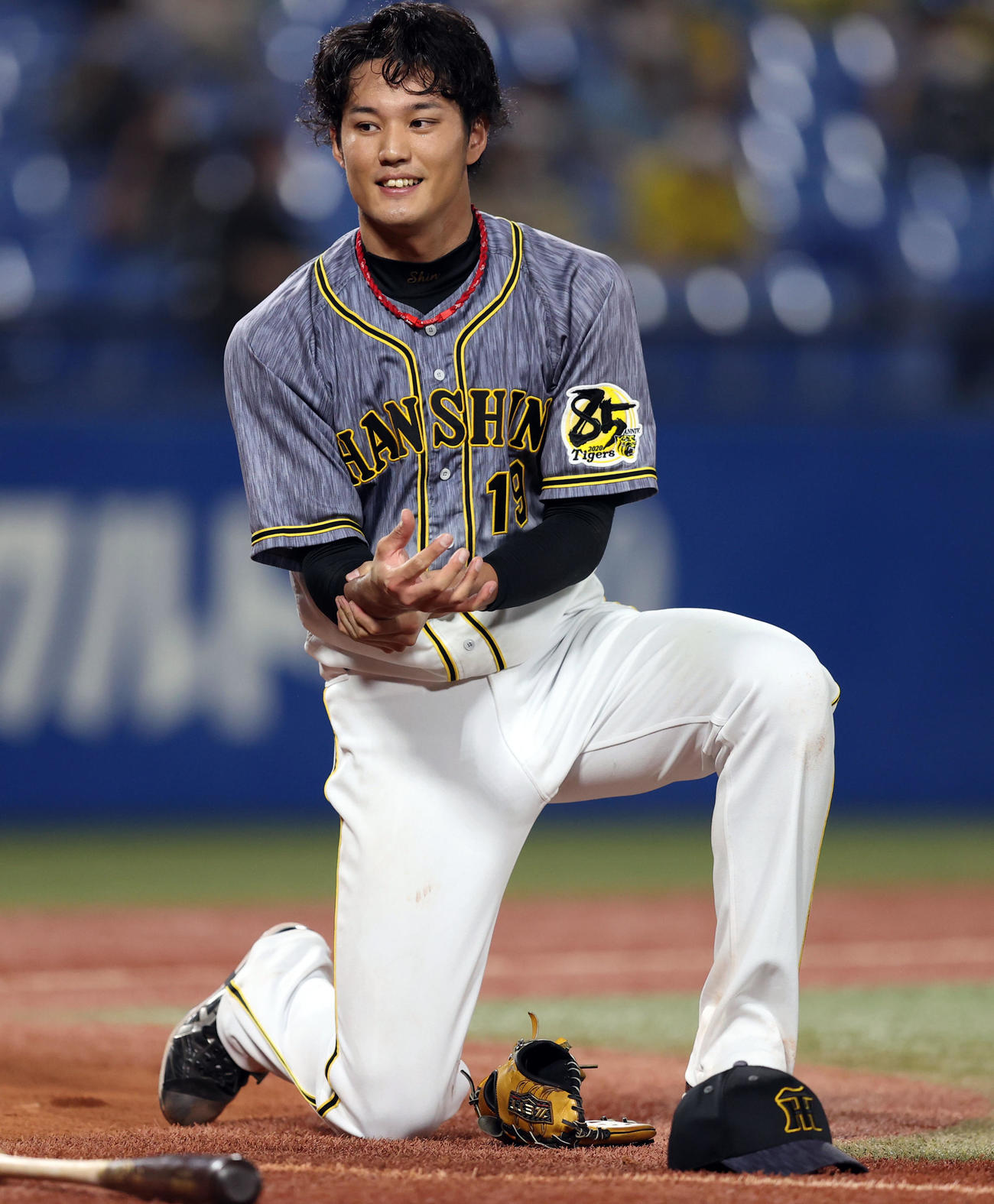 ヤクルト対阪神　7回裏ヤクルト2死一、三塁、坂口の投手強襲をはじき、悪送球をしてしまい追加点を奪われる藤浪（撮影・狩俣裕三）
