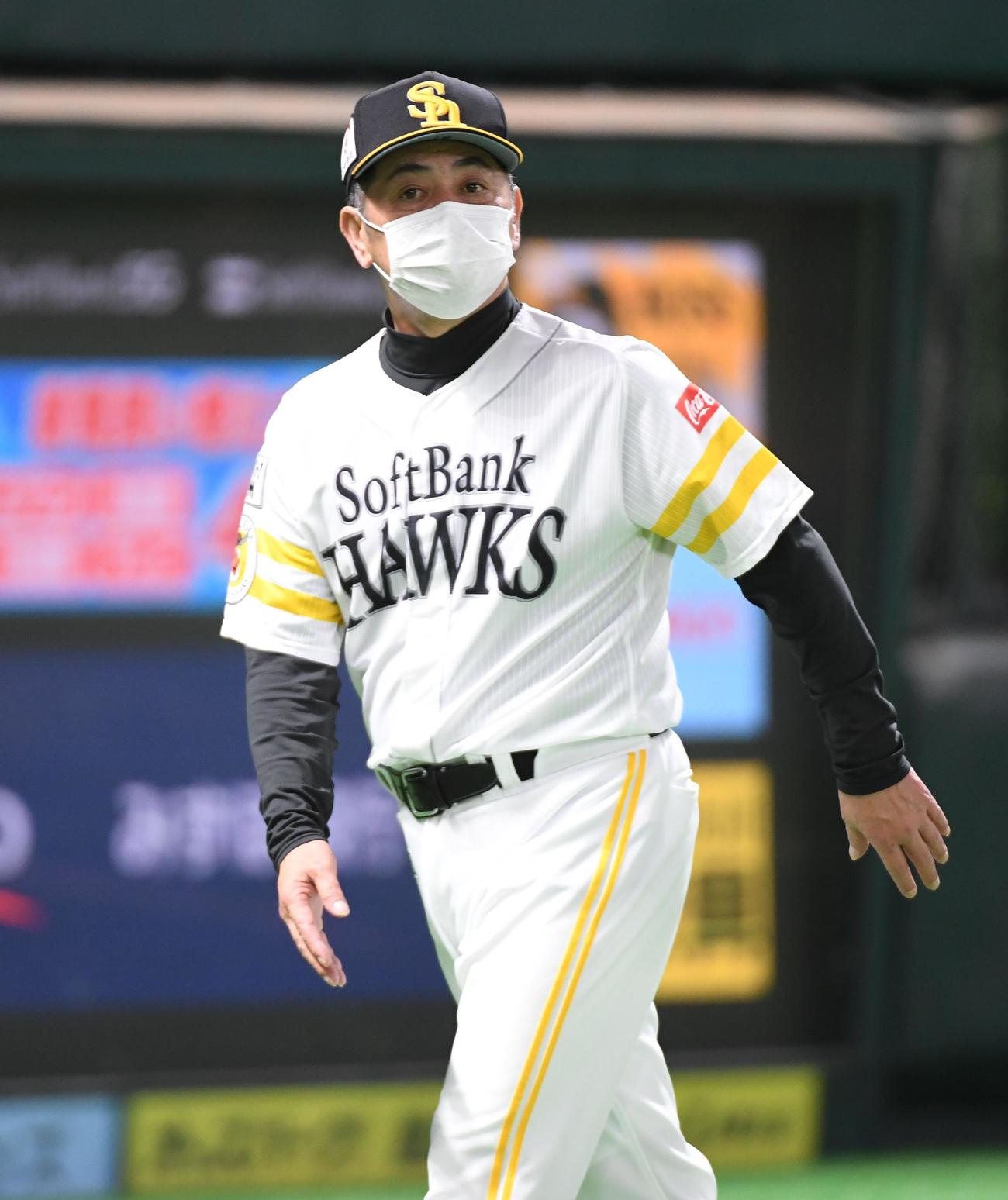 7回表、投手交代を告げる工藤公康監督（撮影・今浪浩三）