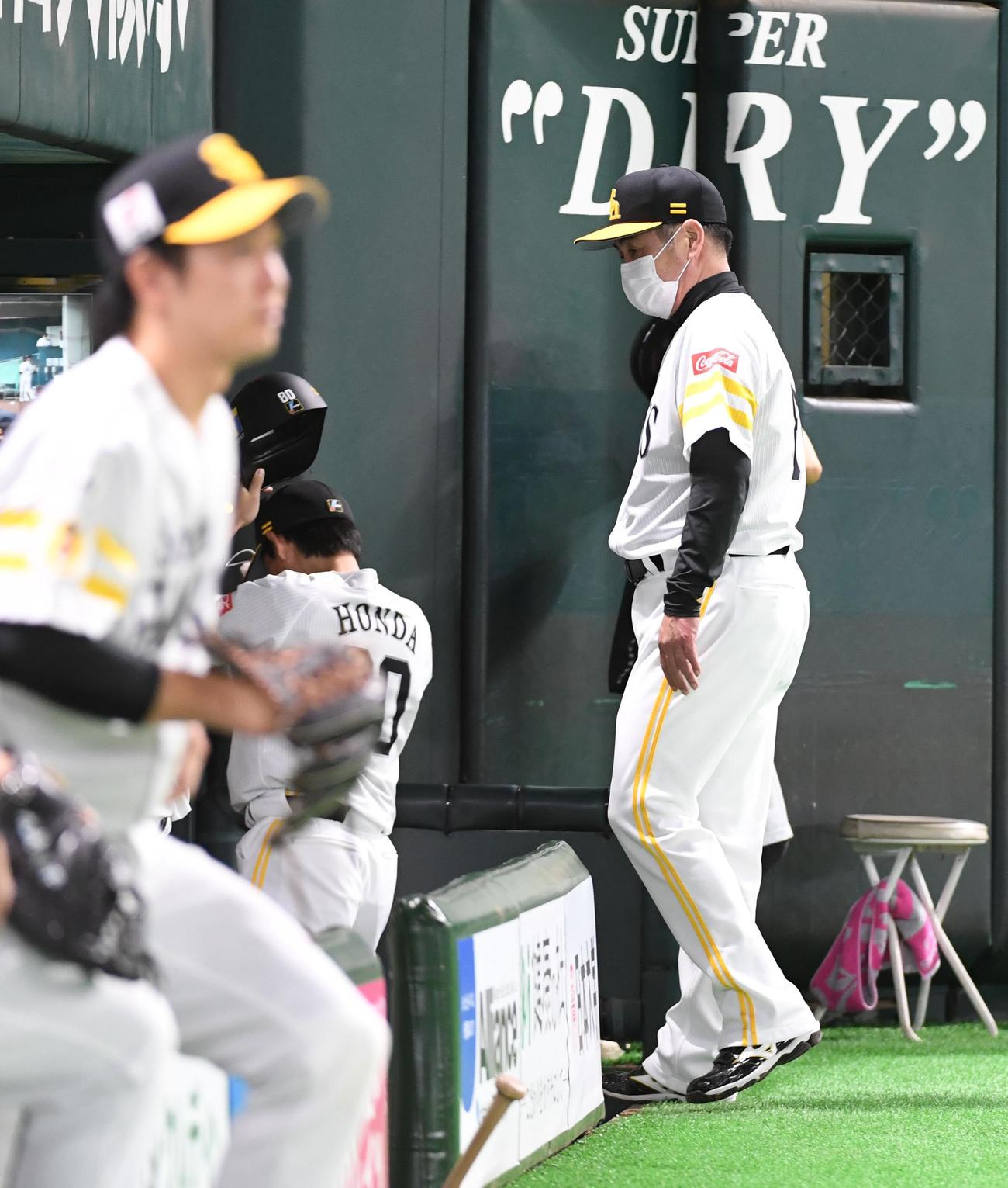 9回、津森有紀を告げベンチに戻る工藤公康監督（撮影・今浪浩三）