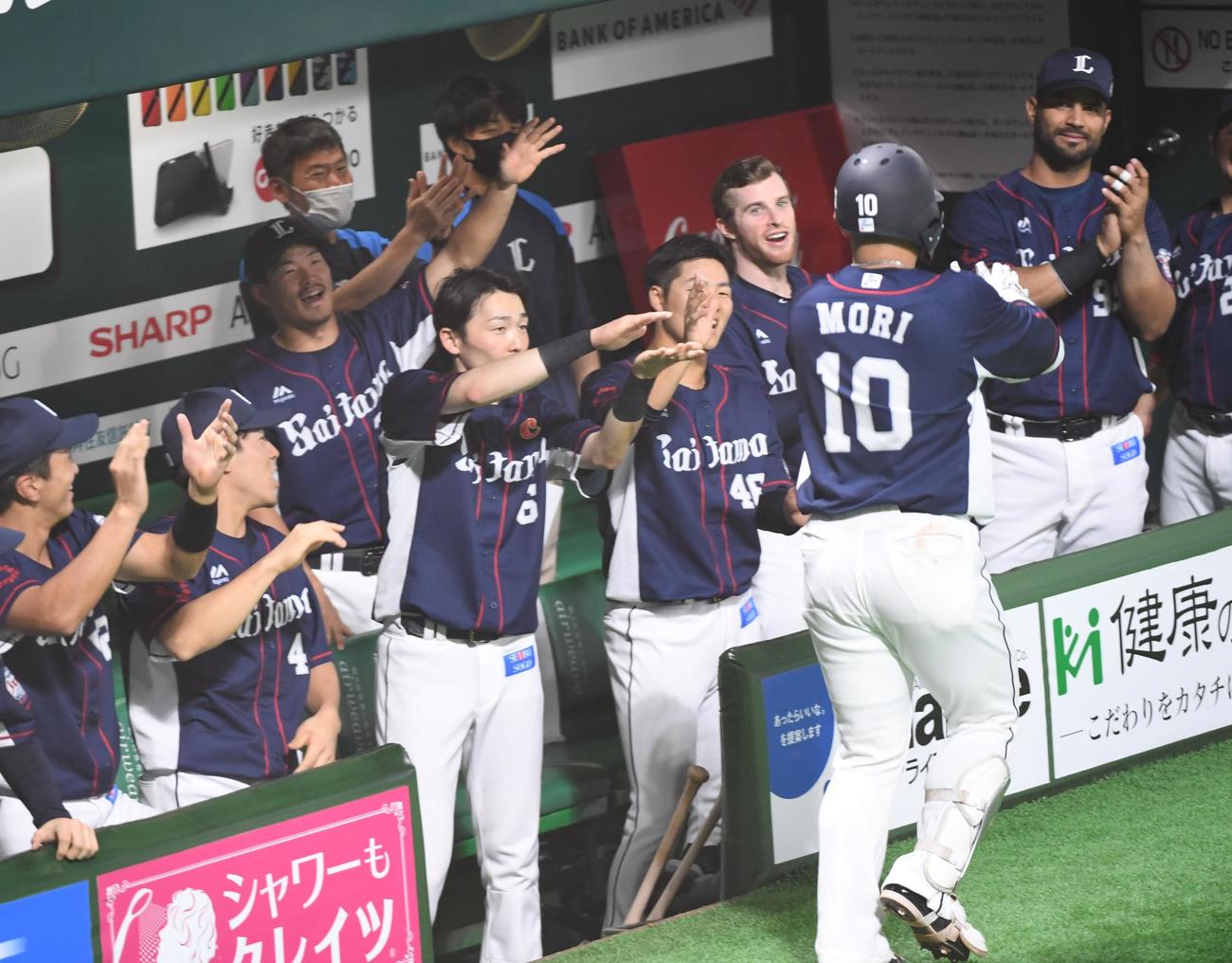 3回表西武1死、森はソロ本塁打を放ちナインに迎えられる（撮影・今浪浩三）