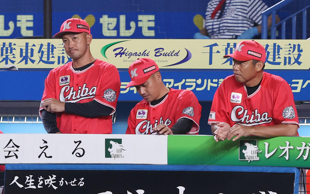 ロテ対楽天　9回裏の攻撃中、ベンチでうつむきさえない表情のロッテ井口監督（中央）（撮影・垰建太）