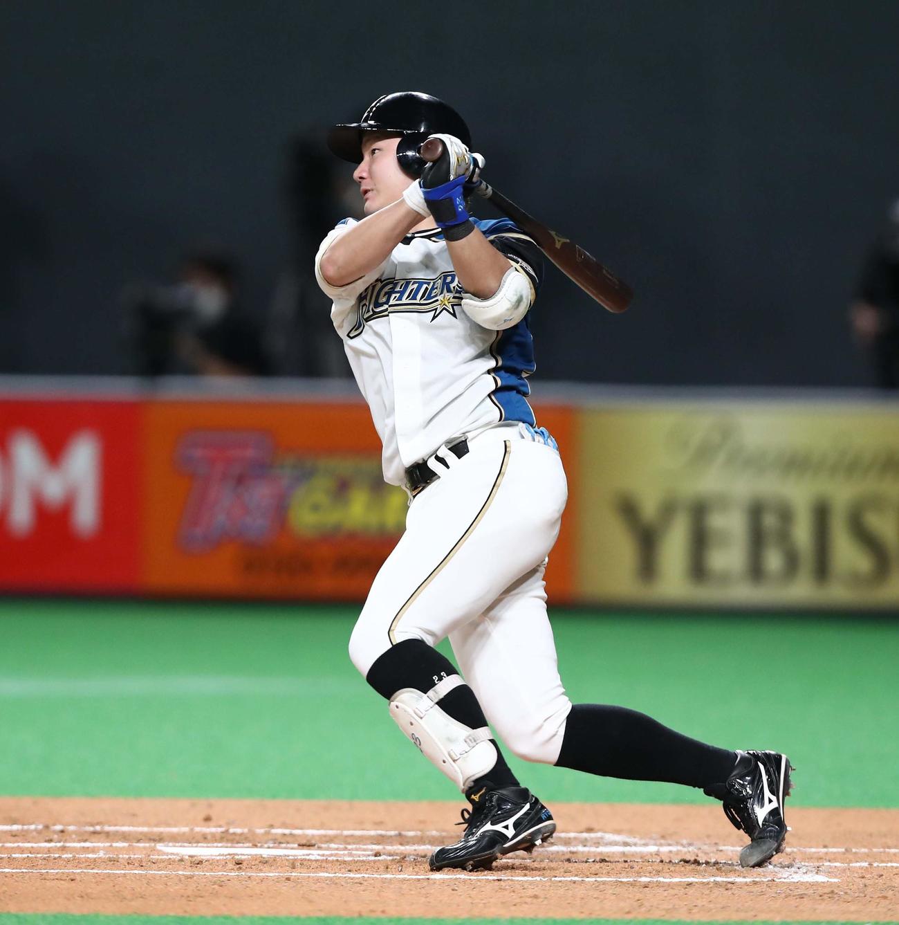 日本ハム対オリックス　1回裏日本ハム2死一、二塁、左前適時打を放つ渡辺（撮影・黒川智章）