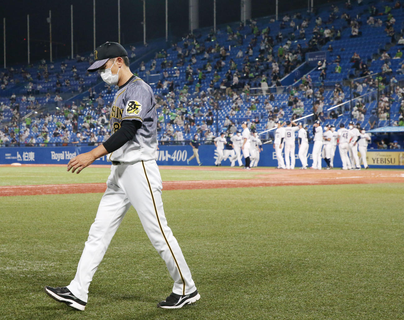 ヤクルトに連敗し球場を引き揚げる矢野監督（撮影・加藤哉）