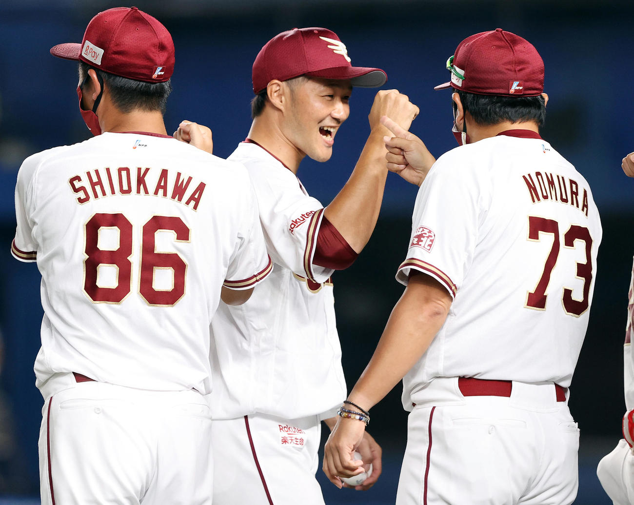 ロッテ対楽天　ロッテに勝ち勝利球を手に笑顔でナインとタッチを交わす楽天久保（中央）（撮影・垰建太）