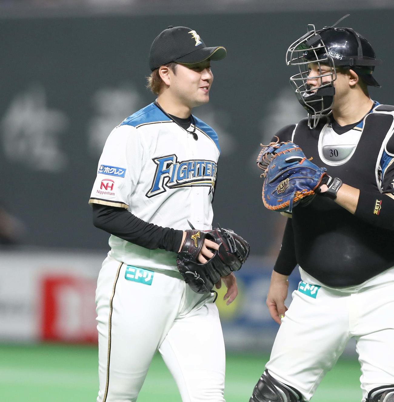 日本ハム対オリックス　8回途中登板の堀は無失点に抑え笑顔を見せる（撮影・黒川智章）