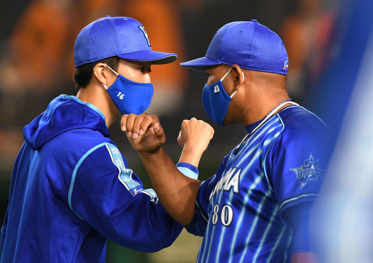 3勝目を挙げたDeNA大貫（左）はラミレス監督と肘タッチ（撮影・山崎安昭）