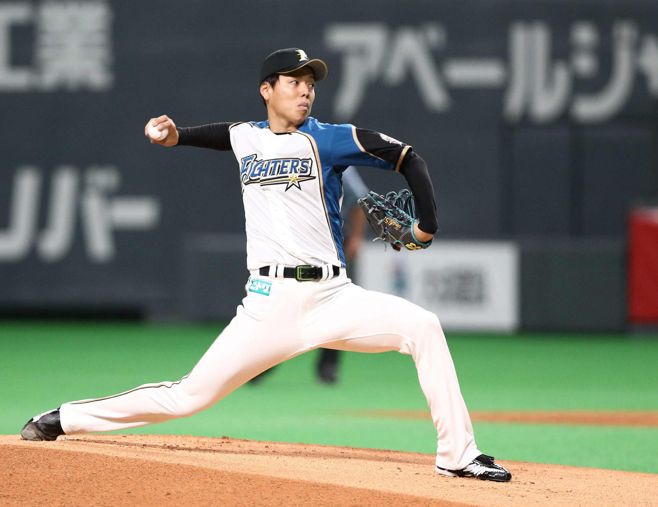 日本ハム対オリックス　力投する日本ハム先発の杉浦（撮影・黒川智章）