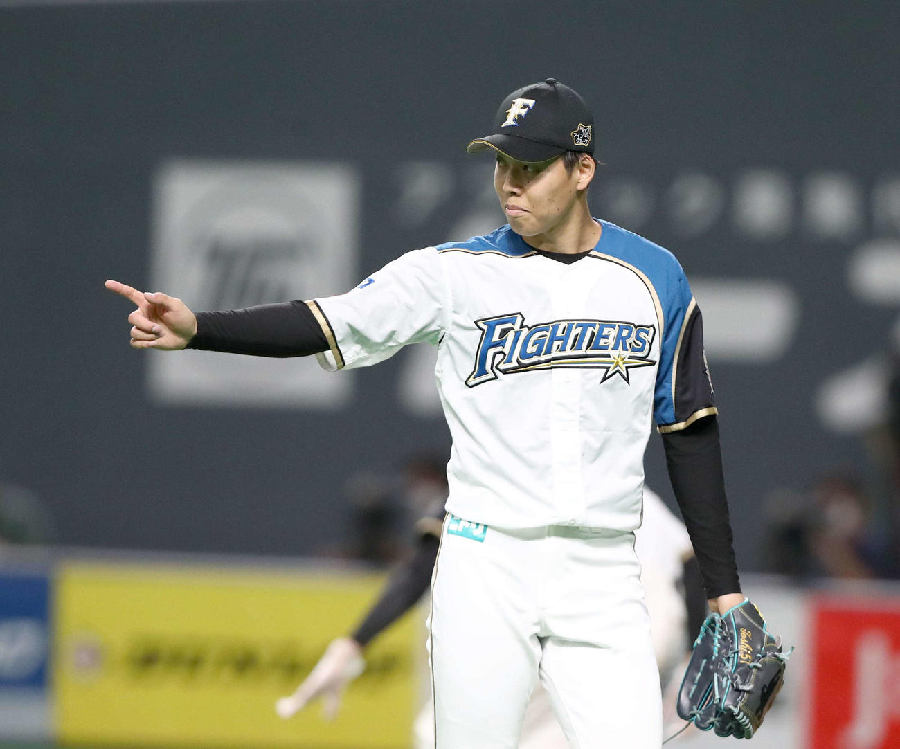 日本ハム対オリックス　3回表、打者を3人で抑えポーズをとる杉浦（撮影・黒川智章）