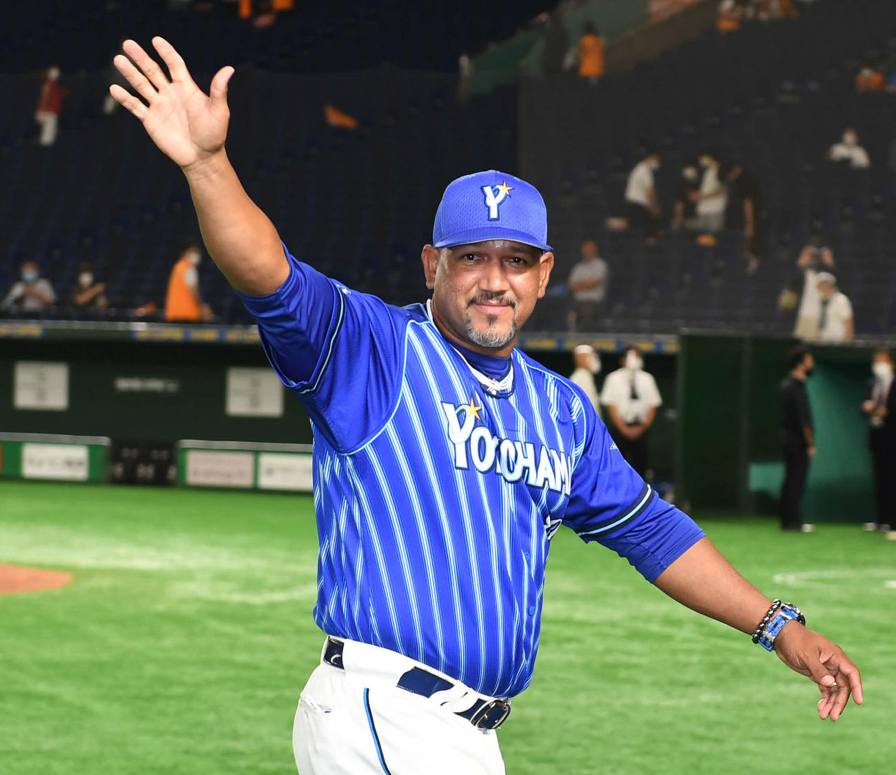 巨人対DeNA　巨人に2連勝した引き揚げるDeNAラミレス監督（撮影・山崎安昭）