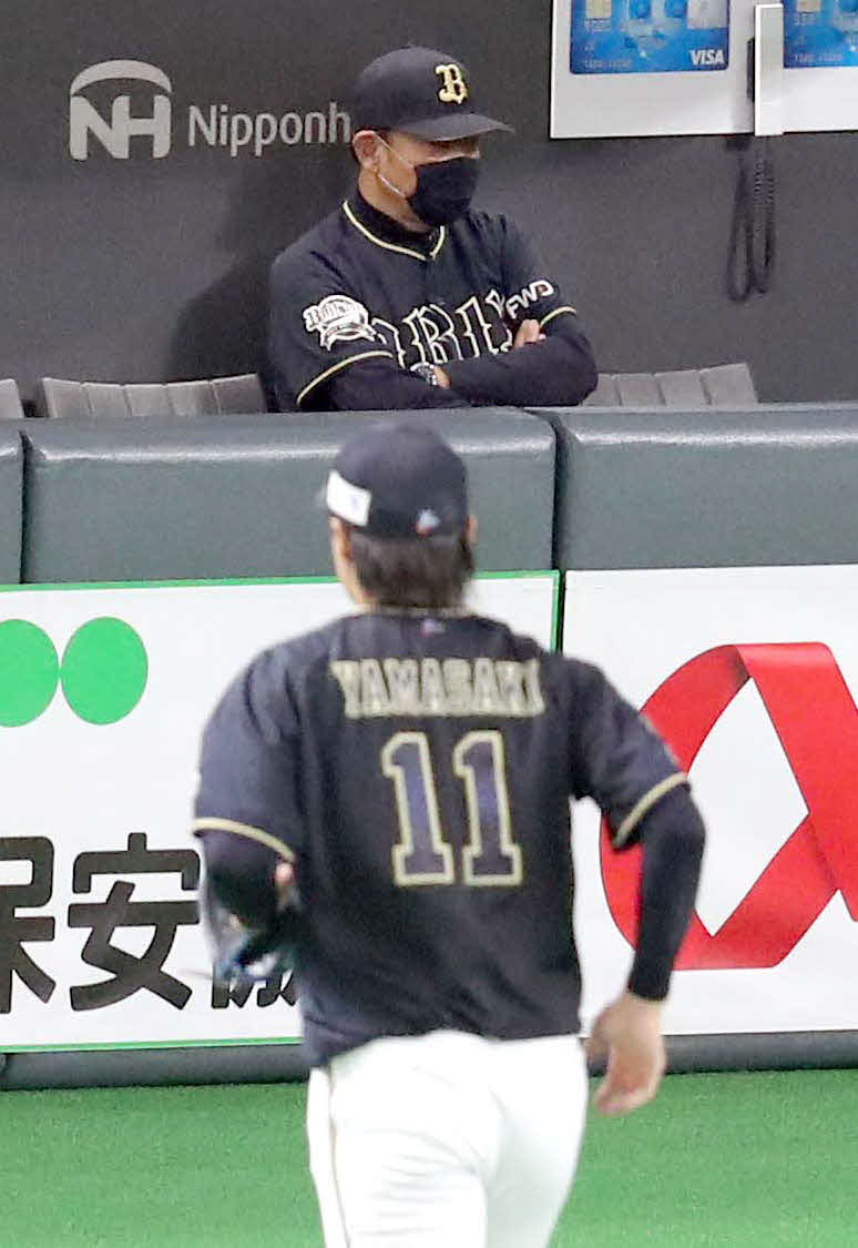 日本ハム対オリックス　4回途中でオリックス山崎福（手前）を降板させる西村監督（撮影・佐藤翔太）