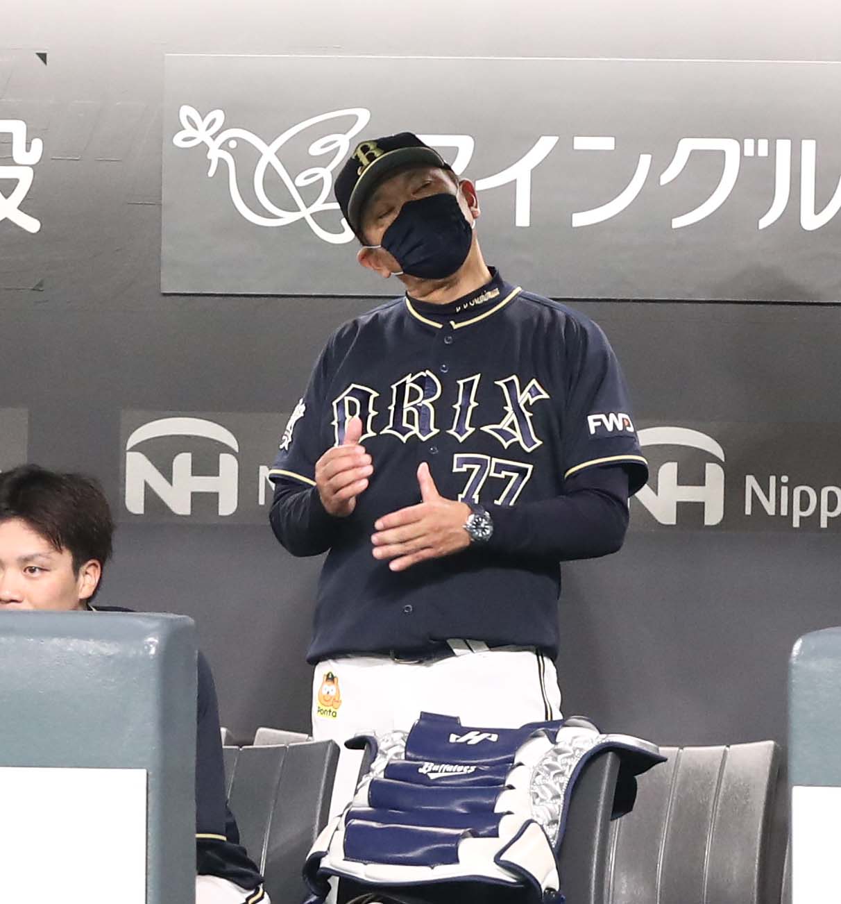 日本ハム対オリックス　ベンチで渋い表情の西村監督（撮影・黒川智章）