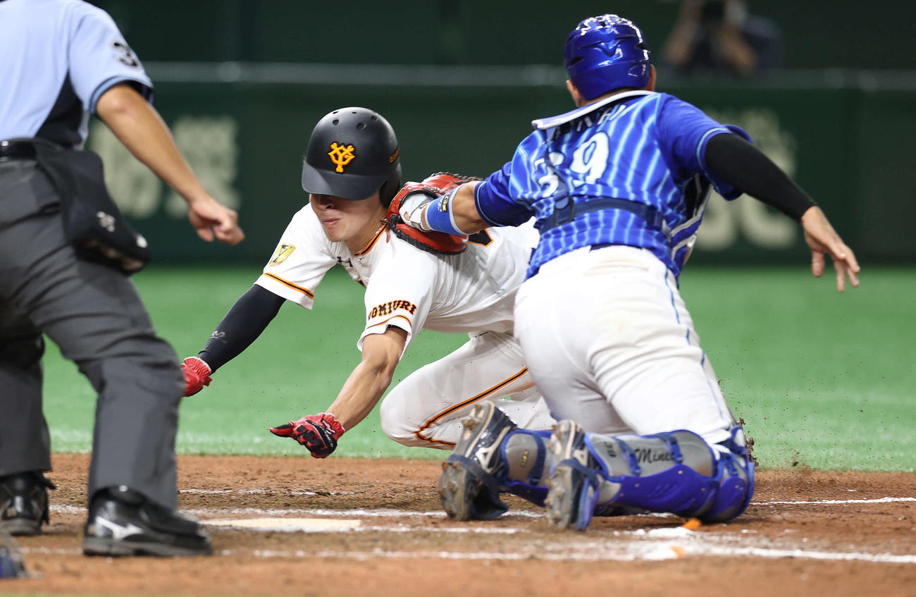 巨人対DeNA　8回裏巨人1死一、三塁、一塁走者のパーラが挟まれる間に本盗を狙った増田大だがアウトとなる。捕手嶺井（撮影・河野匠）