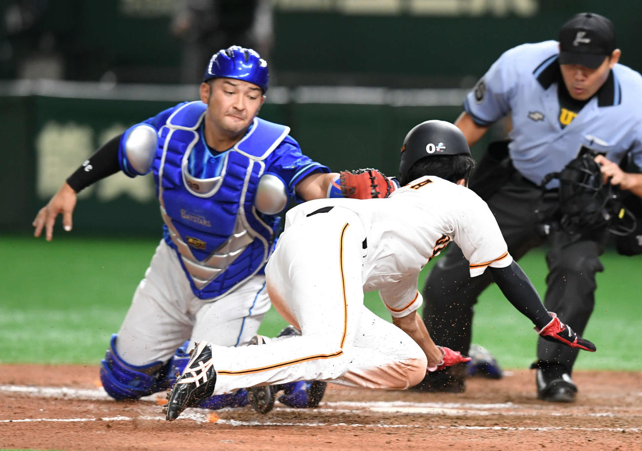 巨人対DeNA　8回裏巨人無死一、三塁、一塁走者パーラの動きを見ながら本塁へ突入した増田大（中央）は嶺井博希にタッチされ憤死（撮影・山崎安昭）