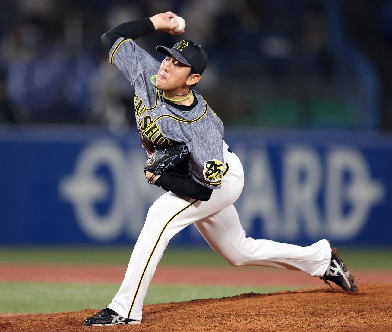 ヤクルト対阪神　8回裏から登板する小川（撮影・狩俣裕三）