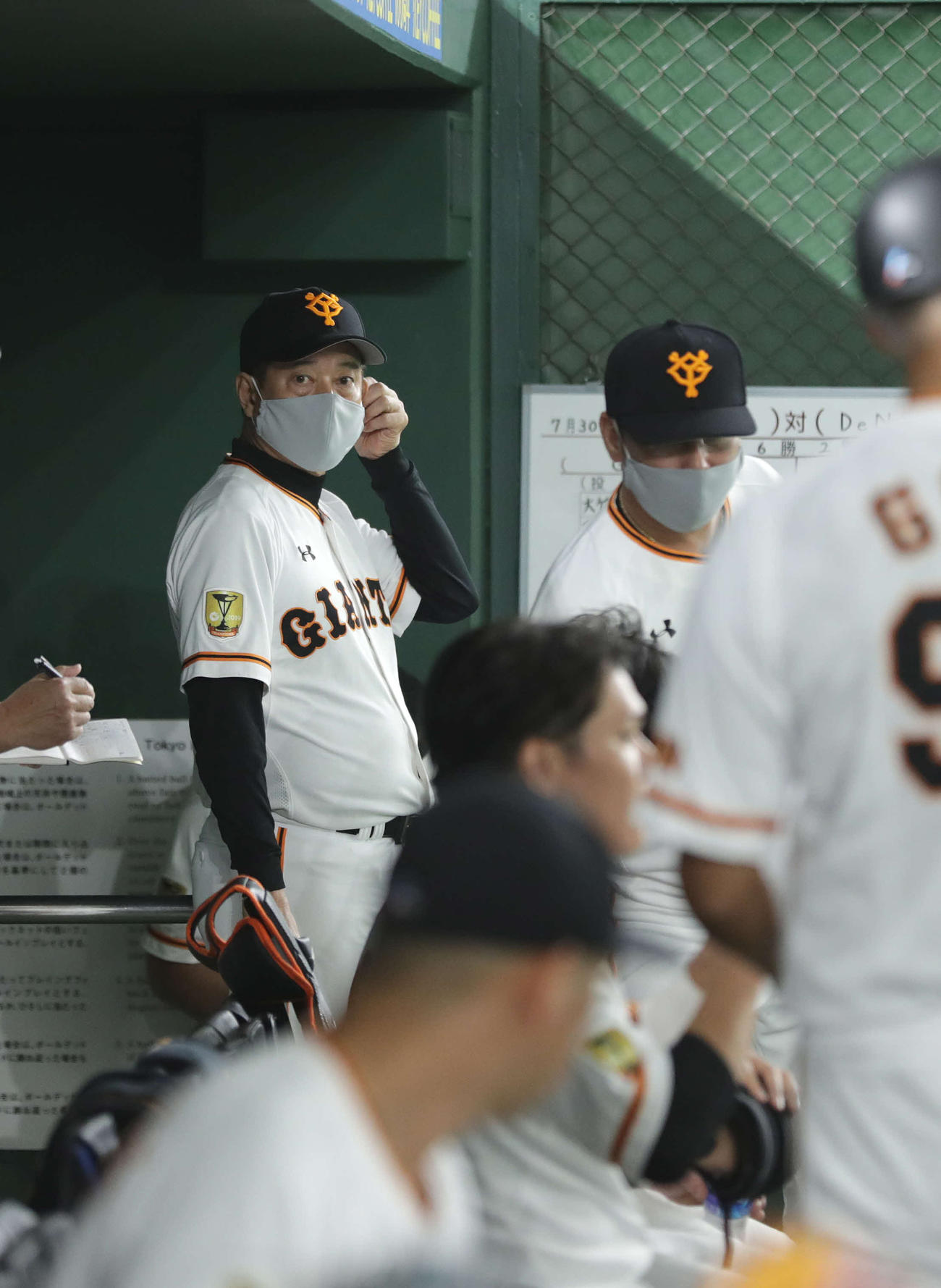 巨人対DeNA　9回、ベンチを見渡す原監督（撮影・河野匠）