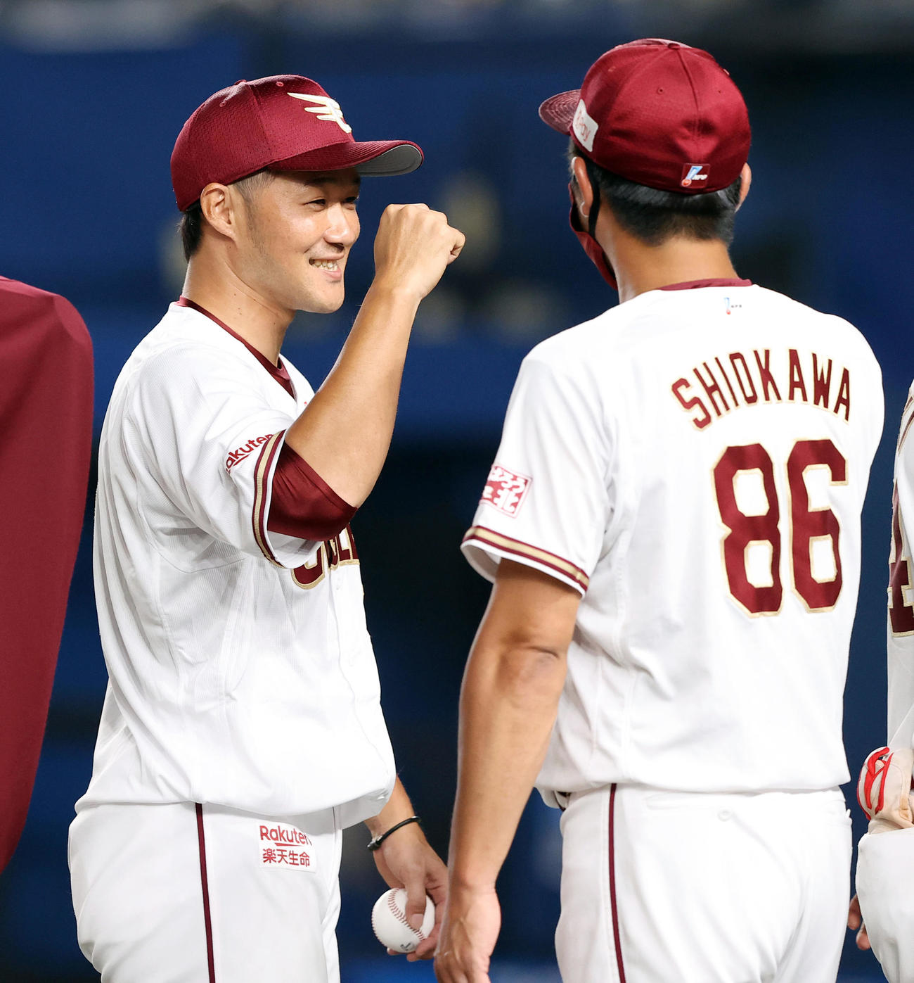 ロッテ対楽天　ロッテに勝ち勝利球を手に笑顔でナインとタッチを交わす楽天久保（左）（撮影・垰建太）