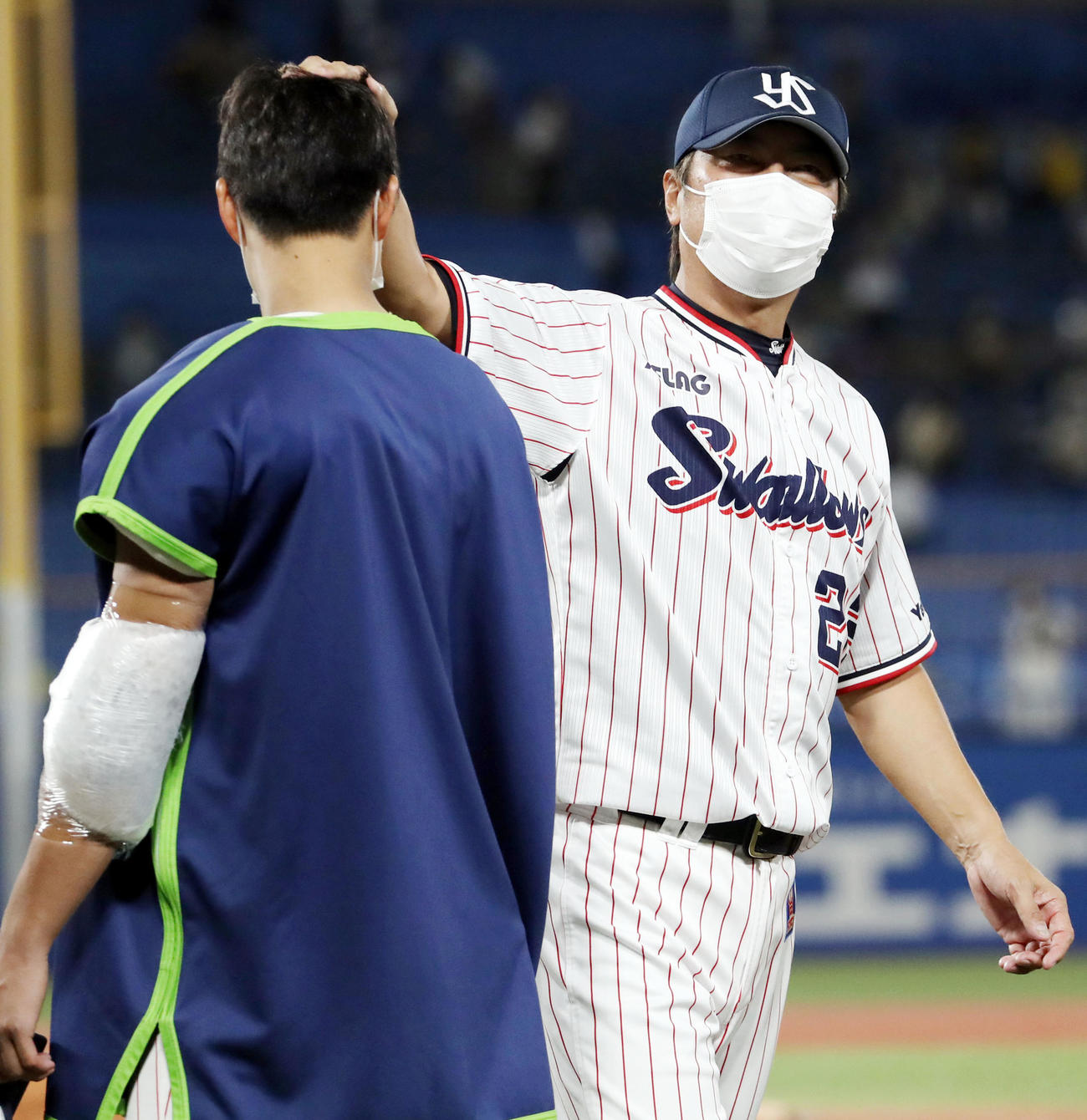 ヤクルト対阪神　試合後、高橋（左）の頭をなでる高津監督（撮影・狩俣裕三）