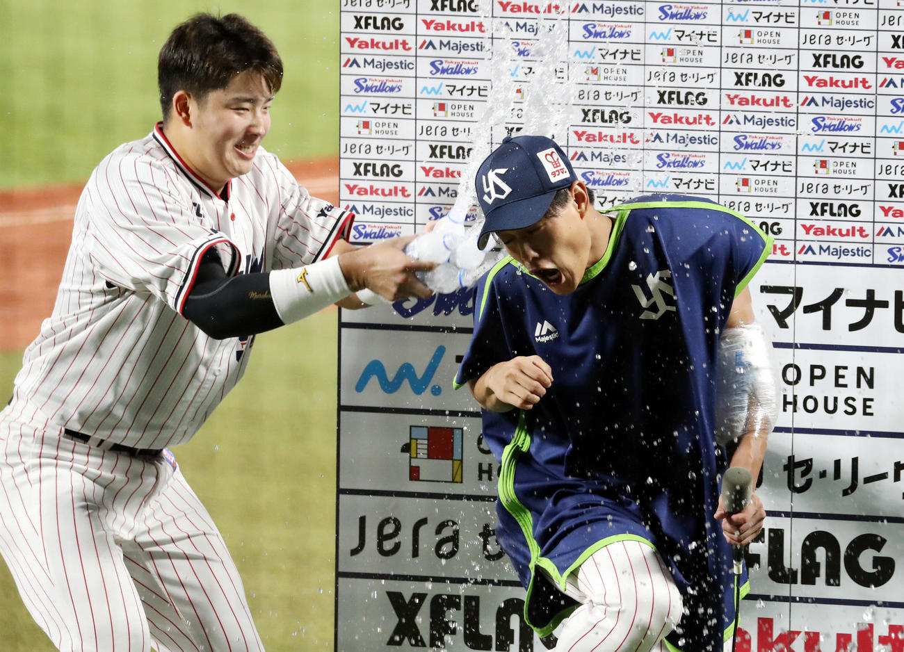 ヤクルト対阪神　ヒーローインタビューで村上（左）から水をかけられる高橋（撮影・狩俣裕三）