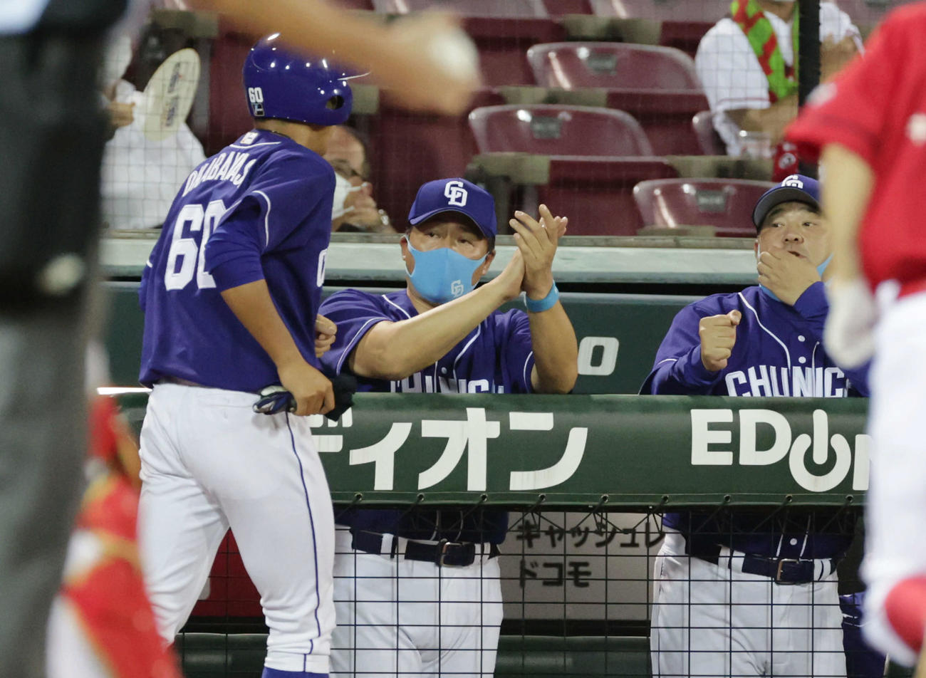 プロ野球広島対中日9回戦　7回表中日2死満塁、ビシエドの同点2点適時打で生還した岡林を迎える与田監督（撮影・加藤孝規）