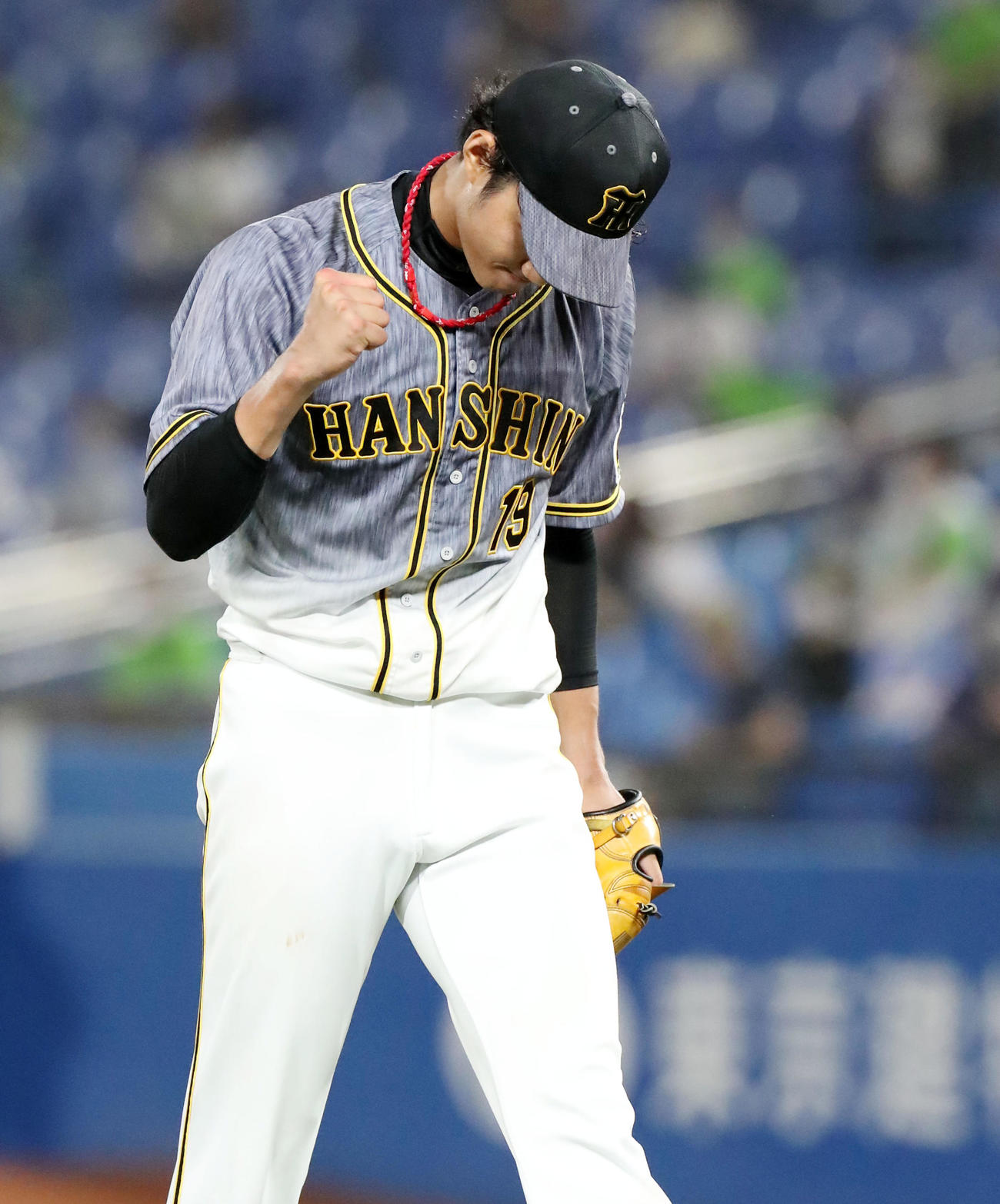 ヤクルト対阪神　6回裏ヤクルト2死三塁、藤浪は山崎から三振を奪いマウンド上でガッツポーズを見せる（撮影・加藤哉）