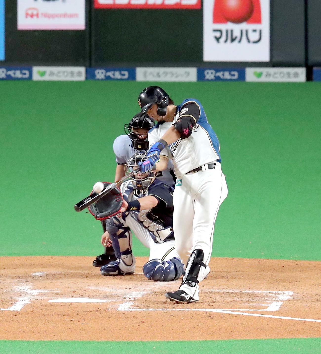 日本ハム対オリックス　3回裏日本ハム1死一塁、大田は左越え2点本塁打を放つ（撮影・佐藤翔太）