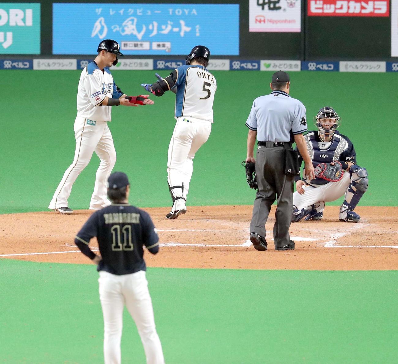 日本ハム対オリックス　3回裏日本ハム1死一塁、大田は左越え2点本塁打を放ち中田（左）に出迎えられる（撮影・佐藤翔太）