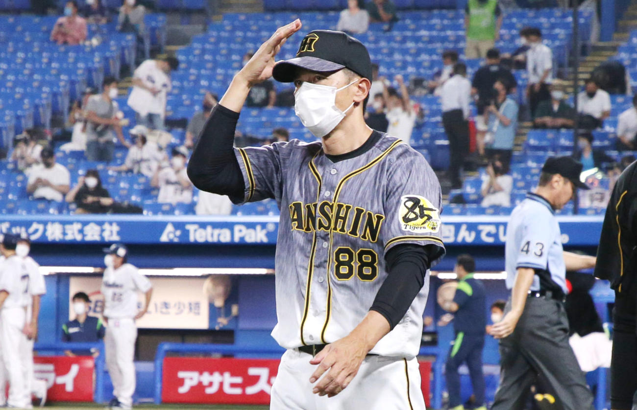 ヤクルト対阪神　ヤクルトに連敗し球場を引き揚げる阪神矢野監督（撮影・加藤哉）