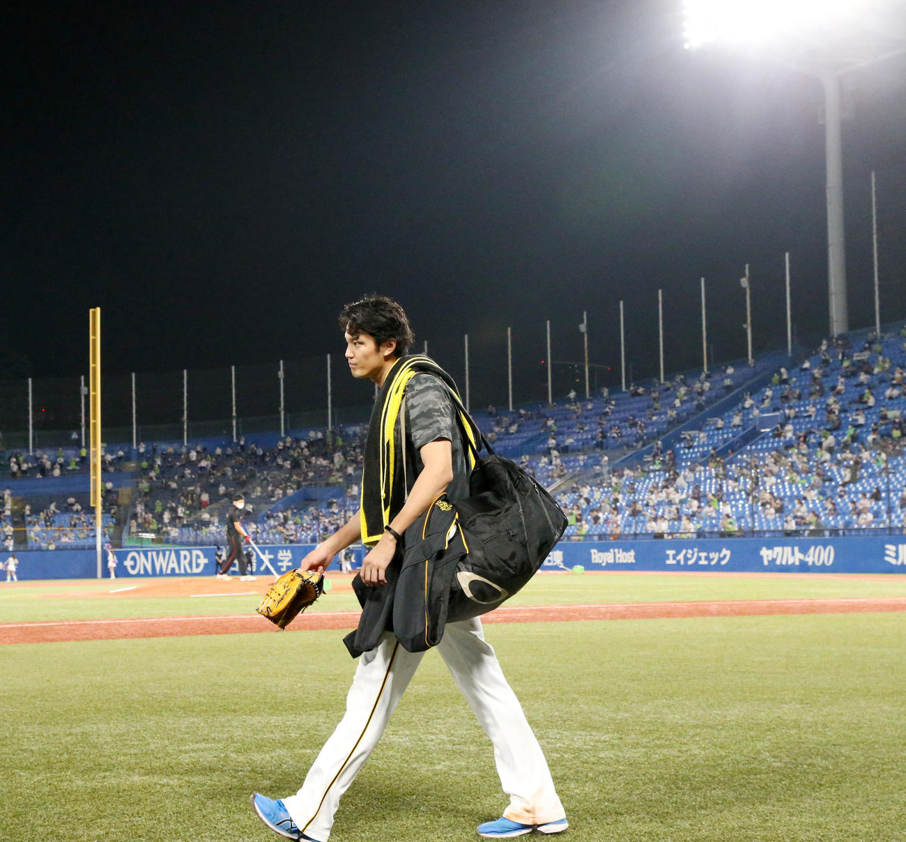 ヤクルト対阪神　ヤクルトに連敗し球場を引き揚げる藤浪（撮影・加藤哉）