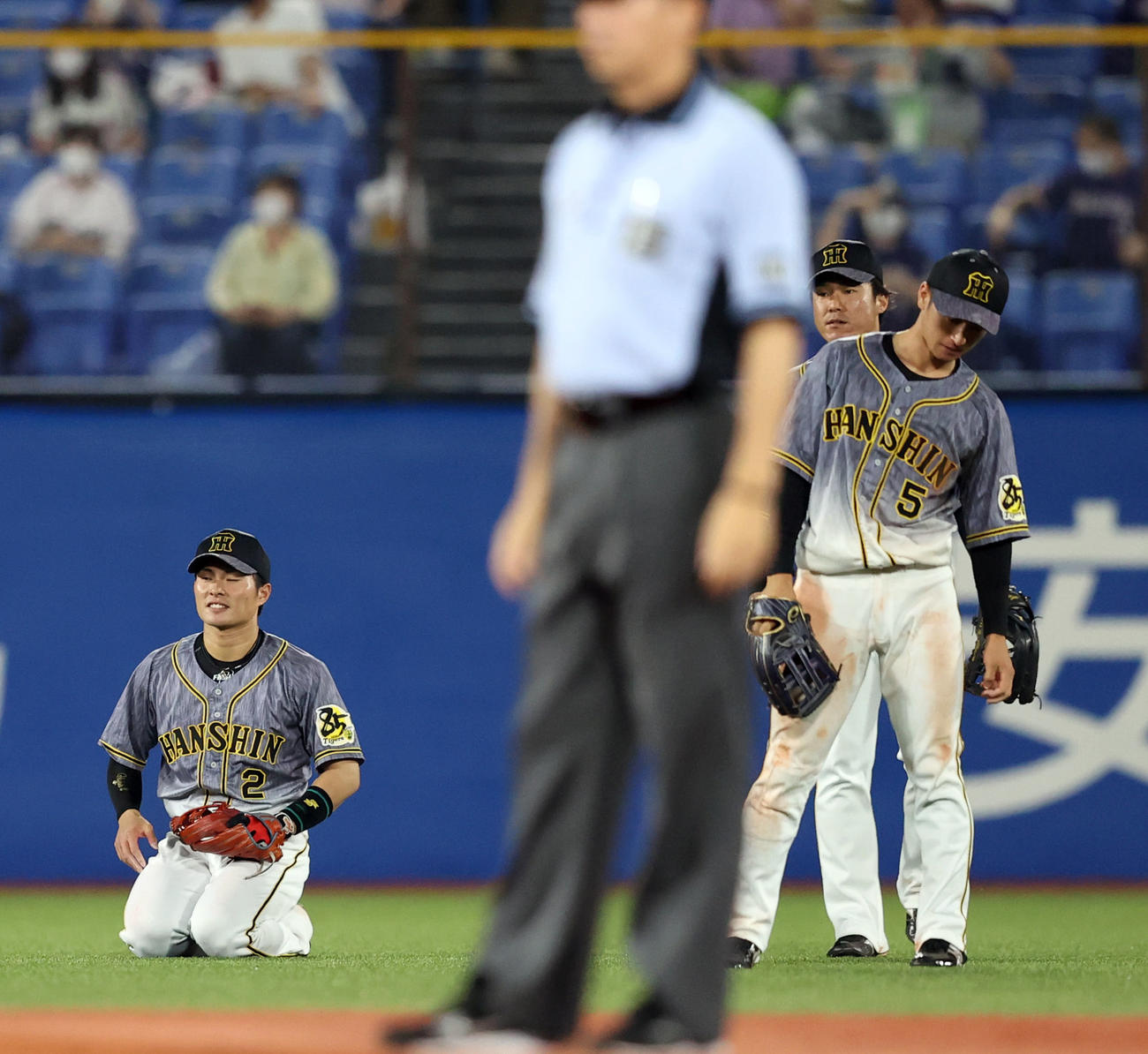ヤクルト対阪神　7回裏ヤクルト2死一、三塁、上田のフライで交錯し、2点を奪われ、悔しがる左から北條、陽川、近本（撮影・狩俣裕三）
