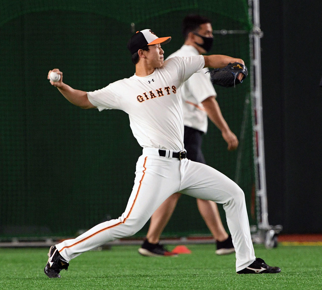 巨人対広島　試合前練習でキャッチボールする巨人畠（撮影・滝沢徹郎）