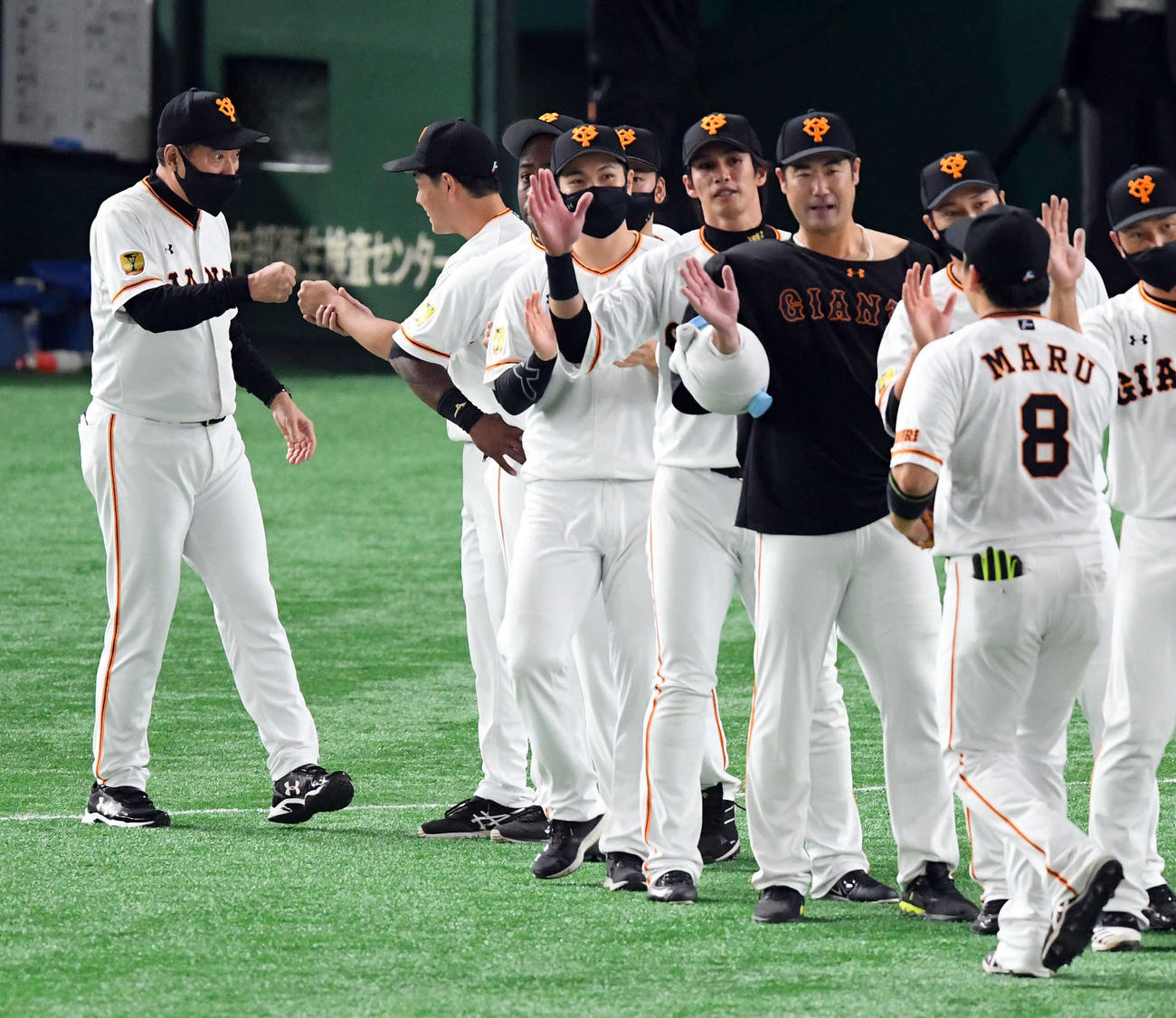 巨人対広島　プロ初勝利をした大江とグータッチする巨人原監督（撮影・たえ見朱実）