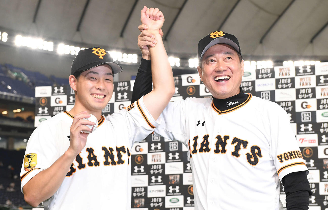 巨人対広島　プロ初勝利の巨人大江（左）は勝利球を手に原監督から祝福される（撮影・鈴木みどり）