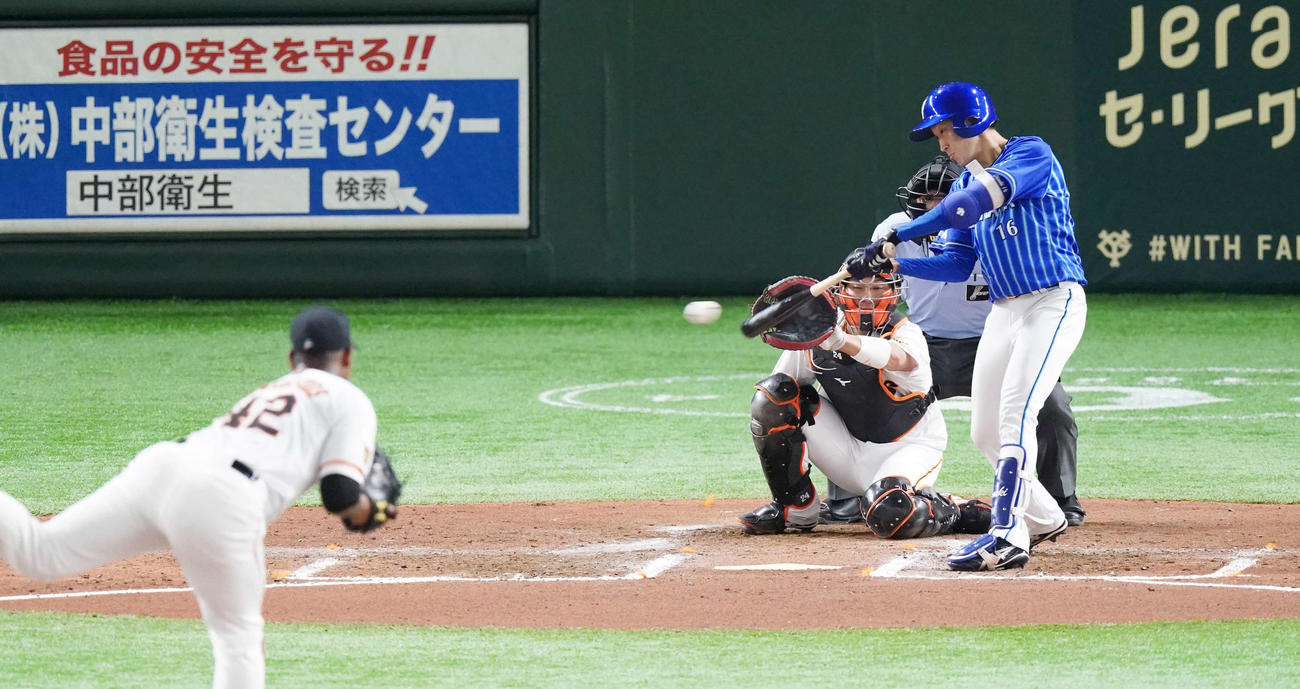 巨人対DeNA　6回表DeNA無死、大貫はメルセデスの11球目をファウルとする（撮影・江口和貴）