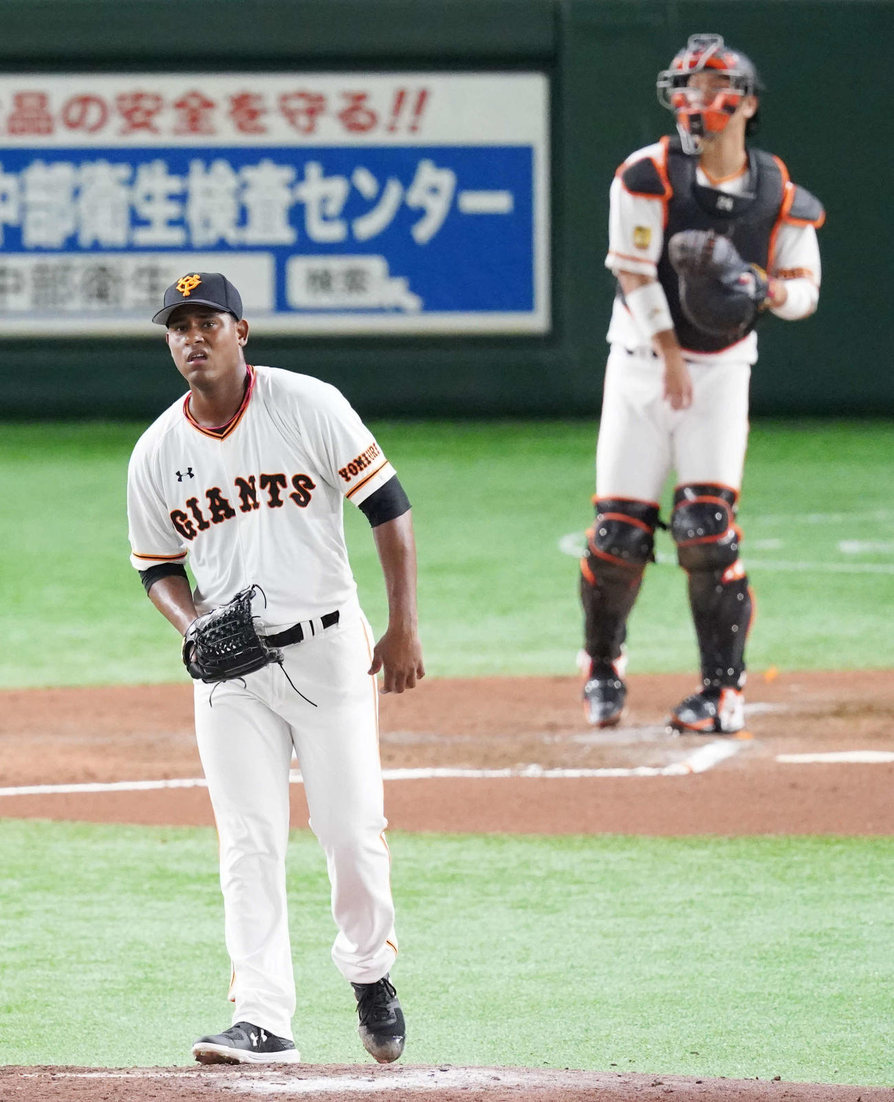 巨人対DeNA　6回表DeNA無死、大貫に12球を投じ、見逃しの三振を奪うも疲れた表情のメルセデス（撮影・江口和貴）