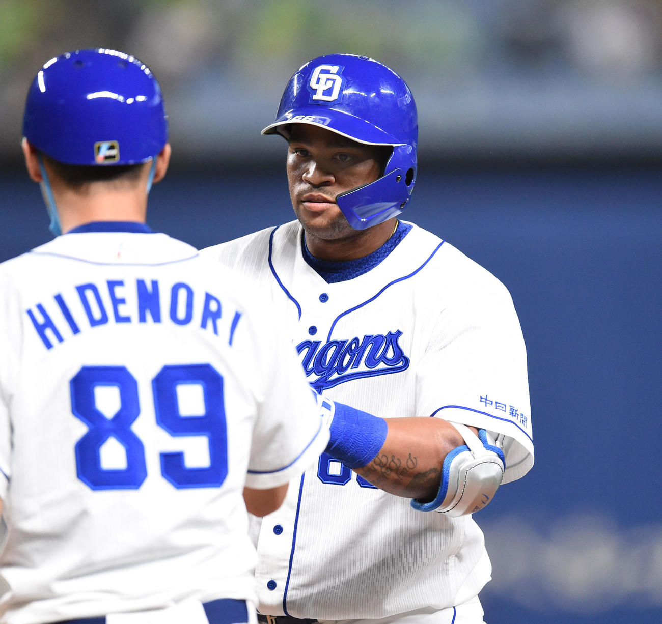 プロ野球中日対ヤクルト　6回裏中日無死一、二塁、左前適時打を放ったダヤン・ビシエド（撮影・森本幸一）