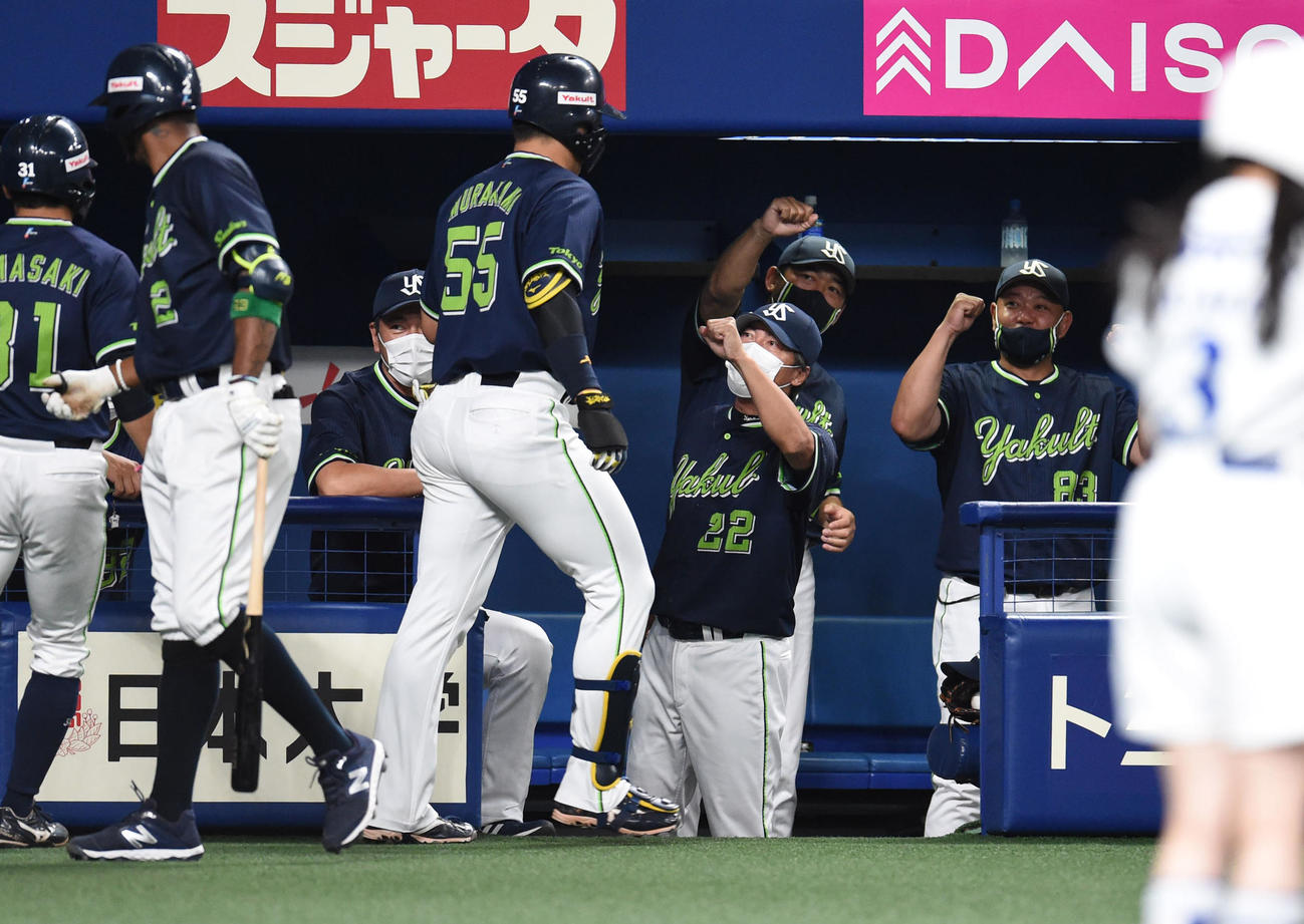 プロ野球中日対ヤクルト　4回表ヤクルト1死一塁、右越え2点本塁打を放った村上宗隆を迎える高津臣吾監督（撮影・森本幸一）