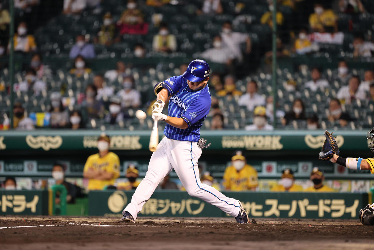 阪神対DeNA　7回表DeNA1死一、二塁、左前適時打を放つ山下幸輝（撮影・清水貴仁）