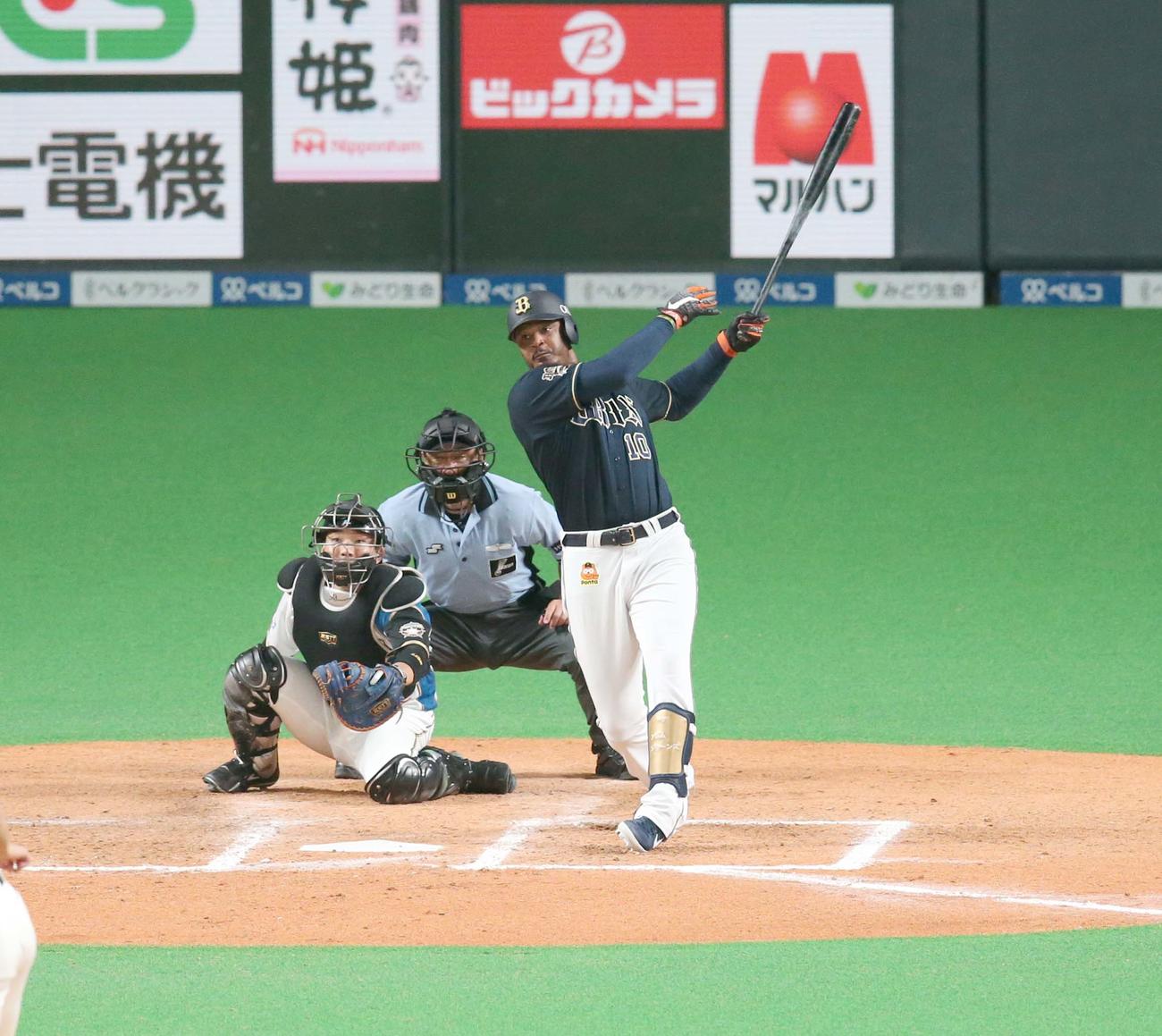日本ハム対オリックス　7回表オリックス2死二塁、右中間に適時二塁打を放つジョーンズ（撮影・黒川智章）