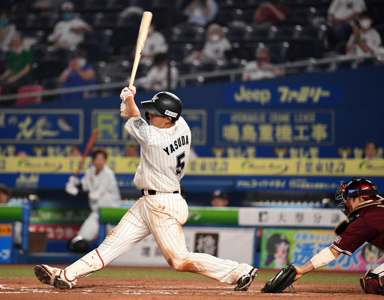 ロッテ対楽天　6回裏ロッテ無死一、二塁、右越え二塁打を放つ安田（撮影・横山健太）