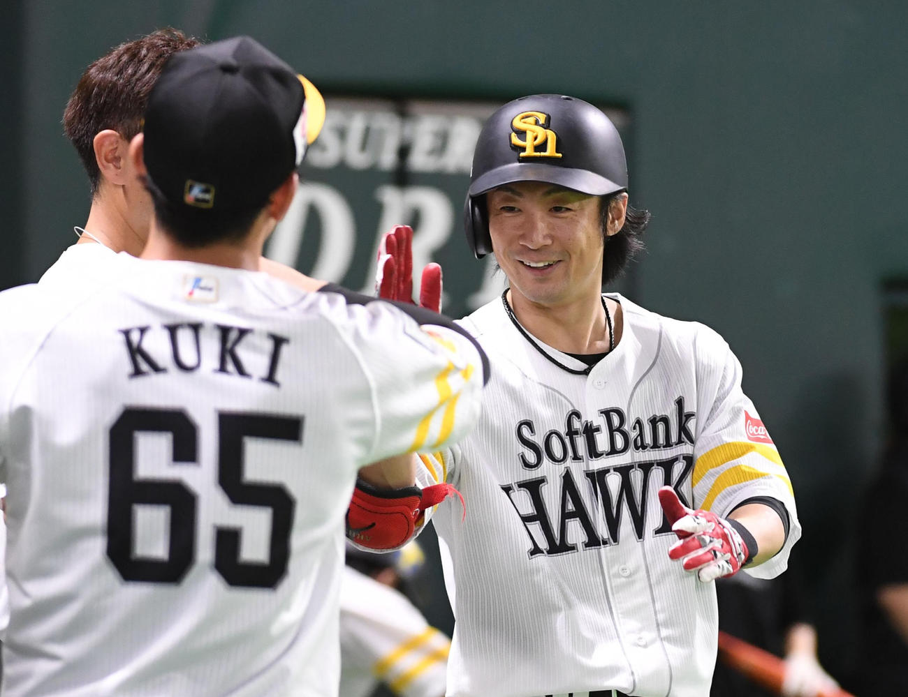 ソフトバンク対西武　6回裏ソフトバンク2死、明石は右中間に勝ち越しのソロ本塁打を放ちナインに迎えられる（撮影・今浪浩三）